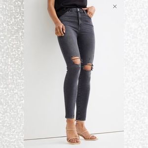 5-pocket, ankle-length jeans in washed, stretch denim with distressed details.